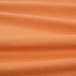 Tessuto Linara di Romo nella colorazione Pumpkin drappeggiato, per mostrarne la caduta e la finitura spazzolata.