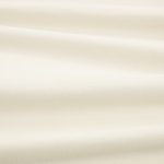 Tessuto Linara di Romo nella colorazione Crema drappeggiato, per mostrarne la caduta e la finitura spazzolata.