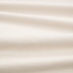 Tessuto Linara di Romo nella colorazione Vanilla drappeggiato, per mostrarne la caduta e la finitura spazzolata.