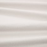 Tessuto Linara di Romo nella colorazione Marmo drappeggiato, per mostrarne la caduta e la finitura spazzolata.