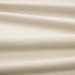 Tessuto Linara di Romo nella colorazione Tahini drappeggiato, per mostrarne la caduta e la finitura spazzolata.