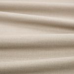 Tessuto Linara di Romo nella colorazione Muesli drappeggiato, per mostrarne la caduta e la finitura spazzolata.