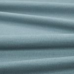 Tessuto Linara di Romo nella colorazione Atlantic drappeggiato, per mostrarne la caduta e la finitura spazzolata.