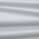 Tessuto Linara di Romo nella colorazione Porpoise drappeggiato, per mostrarne la caduta e la finitura spazzolata.