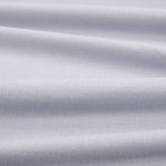 Tessuto Linara di Romo nella colorazione Bellflower drappeggiato, per mostrarne la caduta e la finitura spazzolata.