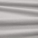 Tessuto Linara di Romo nella colorazione Lemur drappeggiato, per mostrarne la caduta e la finitura spazzolata.