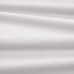 Tessuto Linara di Romo nella colorazione Ostrich drappeggiato, per mostrarne la caduta e la finitura spazzolata.