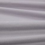 Tessuto Linara di Romo nella colorazione Spinel drappeggiato, per mostrarne la caduta e la finitura spazzolata.
