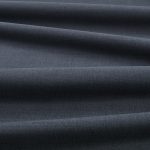 Tessuto Linara di Romo nella colorazione Charcoal drappeggiato, per mostrarne la caduta e la finitura spazzolata.