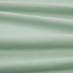 Tessuto Linara di Romo nella colorazione Mint drappeggiato, per mostrarne la caduta e la finitura spazzolata.