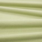 Tessuto Linara di Romo nella colorazione Chicory drappeggiato, per mostrarne la caduta e la finitura spazzolata.