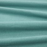 Tessuto Linara di Romo nella colorazione Hummingbird drappeggiato, per mostrarne la caduta e la finitura spazzolata.
