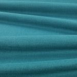 Tessuto Linara di Romo nella colorazione Peking Blue drappeggiato, per mostrarne la caduta e la finitura spazzolata.