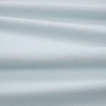 Tessuto Linara di Romo nella colorazione Ice Cap drappeggiato, per mostrarne la caduta e la finitura spazzolata.