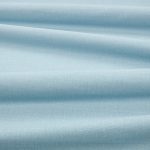Tessuto Linara di Romo nella colorazione Cyanus drappeggiato, per mostrarne la caduta e la finitura spazzolata.