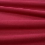 Tessuto Linara di Romo nella colorazione Cranberry drappeggiato, per mostrarne la caduta e la finitura spazzolata.