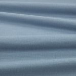 Tessuto Linara di Romo nella colorazione Mistral drappeggiato, per mostrarne la caduta e la finitura spazzolata.