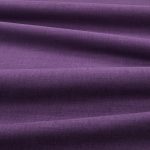 Tessuto Linara di Romo nella colorazione Tyrian Purple drappeggiato, per mostrarne la caduta e la finitura spazzolata.
