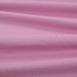 Tessuto Linara di Romo nella colorazione Foxglove drappeggiato, per mostrarne la caduta e la finitura spazzolata.