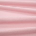 Tessuto Linara di Romo nella colorazione Bloom drappeggiato, per mostrarne la caduta e la finitura spazzolata.