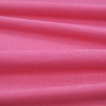 Tessuto Linara di Romo nella colorazione Buddleia drappeggiato, per mostrarne la caduta e la finitura spazzolata.