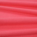Tessuto Linara di Romo nella colorazione Watermelon drappeggiato, per mostrarne la caduta e la finitura spazzolata.