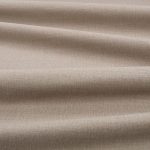 Tessuto Linara di Romo nella colorazione Pecan drappeggiato, per mostrarne la caduta e la finitura spazzolata.