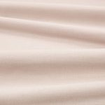 Tessuto Linara di Romo nella colorazione Perlino drappeggiato, per mostrarne la caduta e la finitura spazzolata.