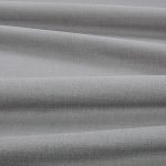 Tessuto Linara di Romo nella colorazione Gravel drappeggiato, per mostrarne la caduta e la finitura spazzolata.