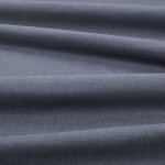 Tessuto Linara di Romo nella colorazione Kehena drappeggiato, per mostrarne la caduta e la finitura spazzolata.