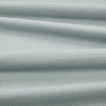 Tessuto Linara di Romo nella colorazione Sea Holly drappeggiato, per mostrarne la caduta e la finitura spazzolata.