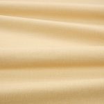 Tessuto Linara di Romo nella colorazione Bamboo drappeggiato, per mostrarne la caduta e la finitura spazzolata.
