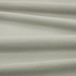 Tessuto Linara di Romo nella colorazione Sage drappeggiato, per mostrarne la caduta e la finitura spazzolata.