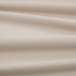 Tessuto Linara di Romo nella colorazione Husk drappeggiato, per mostrarne la caduta e la finitura spazzolata.