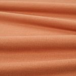 Tessuto Linara di Romo nella colorazione Cajun drappeggiato, per mostrarne la caduta e la finitura spazzolata.
