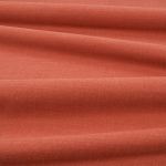 Tessuto Linara di Romo nella colorazione Pimento drappeggiato, per mostrarne la caduta e la finitura spazzolata.