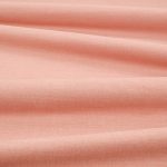 Tessuto Linara di Romo nella colorazione Sakura drappeggiato, per mostrarne la caduta e la finitura spazzolata.