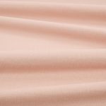 Tessuto Linara di Romo nella colorazione Tuscan Pink drappeggiato, per mostrarne la caduta e la finitura spazzolata.