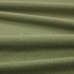 Tessuto Linara di Romo nella colorazione Moss drappeggiato, per mostrarne la caduta e la finitura spazzolata.
