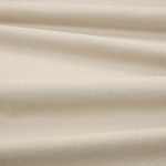 Tessuto Linara di Romo nella colorazione Osprey drappeggiato, per mostrarne la caduta e la finitura spazzolata.