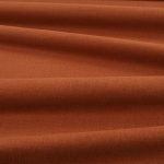 Tessuto Linara di Romo nella colorazione Russet drappeggiato, per mostrarne la caduta e la finitura spazzolata.
