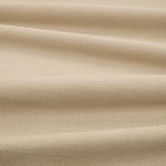 Tessuto Linara di Romo nella colorazione Almond drappeggiato, per mostrarne la caduta e la finitura spazzolata.