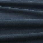 Tessuto Linara di Romo nella colorazione Twilight drappeggiato, per mostrarne la caduta e la finitura spazzolata.