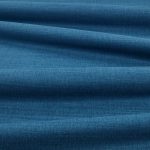 Tessuto Linara di Romo nella colorazione Bilberry drappeggiato, per mostrarne la caduta e la finitura spazzolata.