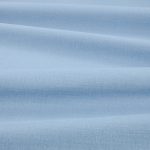 Tessuto Linara di Romo nella colorazione Chambray drappeggiato, per mostrarne la caduta e la finitura spazzolata.