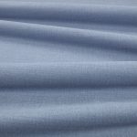 Tessuto Linara di Romo nella colorazione Nordic Blue drappeggiato, per mostrarne la caduta e la finitura spazzolata.