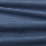 Tessuto Linara di Romo nella colorazione Navy drappeggiato, per mostrarne la caduta e la finitura spazzolata.