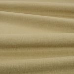 Tessuto Linara di Romo nella colorazione Fennel drappeggiato, per mostrarne la caduta e la finitura spazzolata.