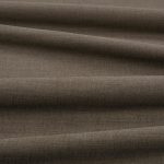 Tessuto Linara di Romo nella colorazione Peppercorn drappeggiato, per mostrarne la caduta e la finitura spazzolata.