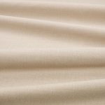 Tessuto Linara di Romo nella colorazione Clay drappeggiato, per mostrarne la caduta e la finitura spazzolata.